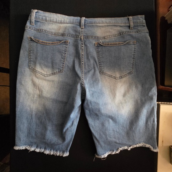 Venus Womens Lace Applique Bermuda Denim Shorts Light Wash Distressed Size 16 - Picture 2 of 7